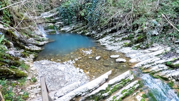 Водопады, изумрудные купели и первоцветы Крабового ущелья в Лазаревском