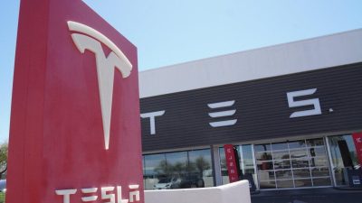 Насилие в отношении Tesla обостряется в США и Канаде