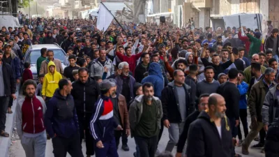 Растущие толпы жителей Газы проводят демонстрацию против ХАМАС