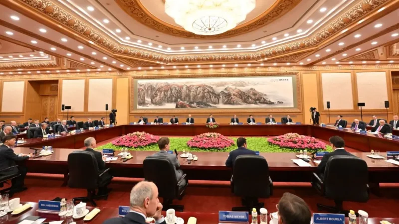 Си Цзиньпин выступает во время встречи с группой иностранных бизнесменов в Большом народном зале в Пекине 28 марта 2025 года. (Adek Berry/AFP via Getty Images) | Epoch Times Россия