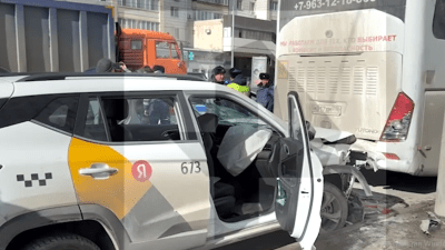 В Казани автомобиль сбил людей на автобусной остановке (видео)