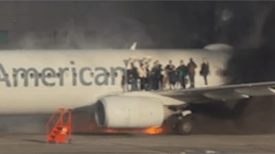 Эвакуации пассажиры ожидали на крыле горящего самолёта в аэропорту американского Денвера (видео)