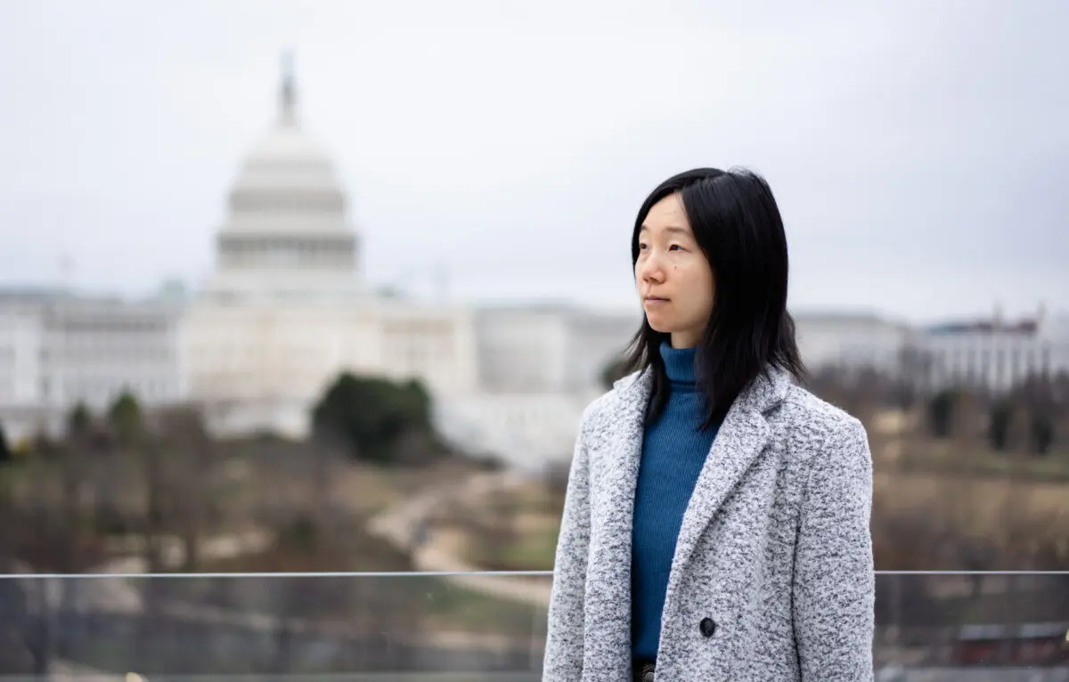 Репортёр Epoch Times Ева Фу у Капитолия США в Вашингтоне 13 марта 2025 года. (Madalina Vasiliu/The Epoch Times) Epoch Times получает награду за разоблачение насильственного извлечения органов в Китае