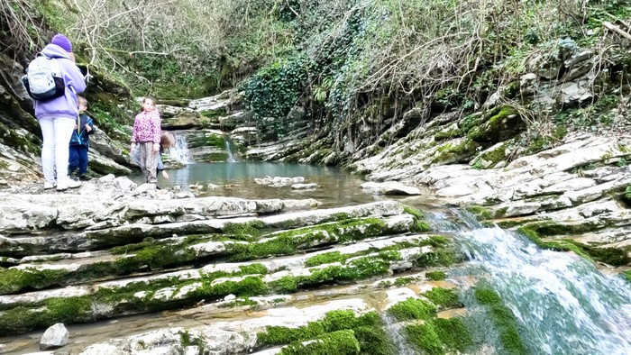 Водопады, изумрудные купели и первоцветы Крабового ущелья в Лазаревском