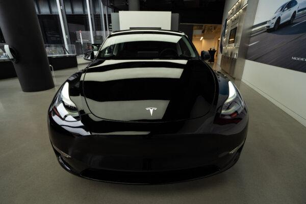 Насилие в отношении Tesla обостряется в США и Канаде