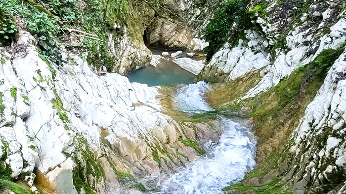 Водопады, изумрудные купели и первоцветы Крабового ущелья в Лазаревском