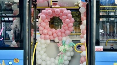 Жителей Сочи порадовал 8 Марта «цветочный» автобус (видео)