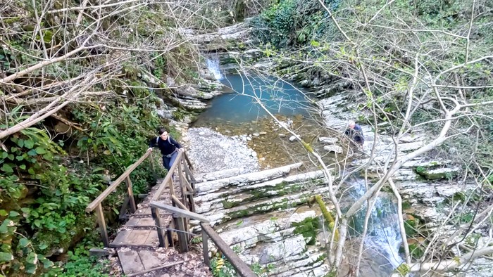 Водопады, изумрудные купели и первоцветы Крабового ущелья в Лазаревском