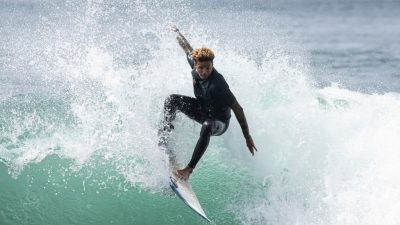 Чёрное море в Сочи захватили тысячи любителей сёрфинга (видео)