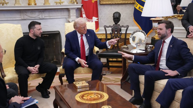 Вэнс увёз свою семью после разборок с Зеленским в Овальном кабинете Президент США Дональд Трамп (в центре) и вице-президент Джей Ди Вэнс с президентом Украины Владимиром Зеленским в Овальном кабинете Белого дома 28 февраля 2025 года в Вашингтоне, округ Колумбия. (Andrew Harnik/Getty Images) | Epoch Times Россия