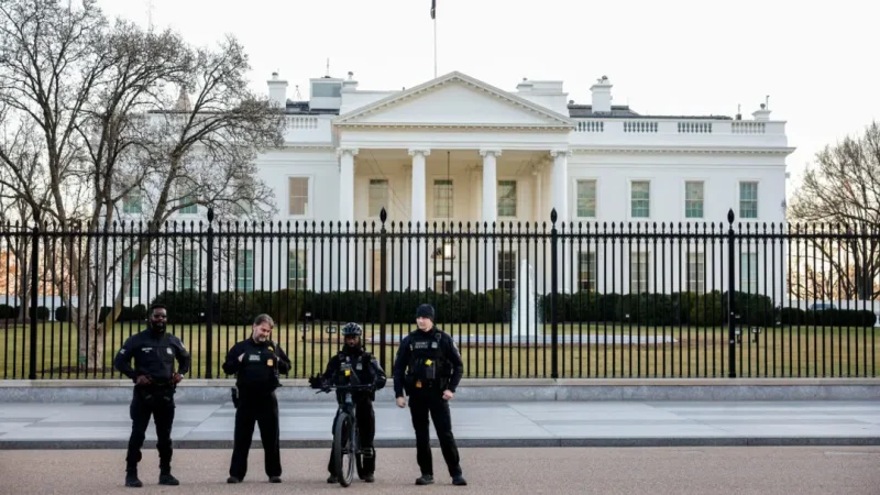 Полиция Секретной службы стоит на страже у Белого дома 28 января 2023 года. (Tasos Katopodis/Reuters) | Epoch Times Россия