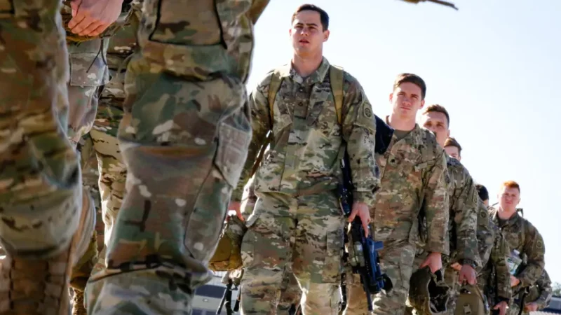 Десантники 1-й бригады 82-й воздушно-десантной дивизии армии США садятся в самолёт, направляющийся в зону боевых действий Центрального командования США из Форт-Брэгга, Северная Каролина, 5 января 2020 года. (U.S. Army/Spc. Hubert Delany III/Handout via Reuters) | Epoch Times Россия