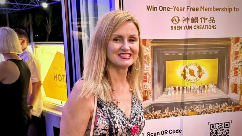Кинопродюсер Энни Киннейн посмотрела шоу Shen Yun на Золотом Берегу, Австралия, 15 марта 2025 года. (Daniel Y. Teng/The Epoch Times)
 | Epoch Times Россия