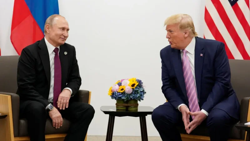 Почему Пекин опасается, что США «разыгрывают российскую карту» Владимир Путин и Дональд Трамп беседуют во время двусторонней встречи на саммите лидеров G20 в Осаке, Япония, 28 июня 2019 года. (Kevin Lamarque/Reuters) | Epoch Times Россия