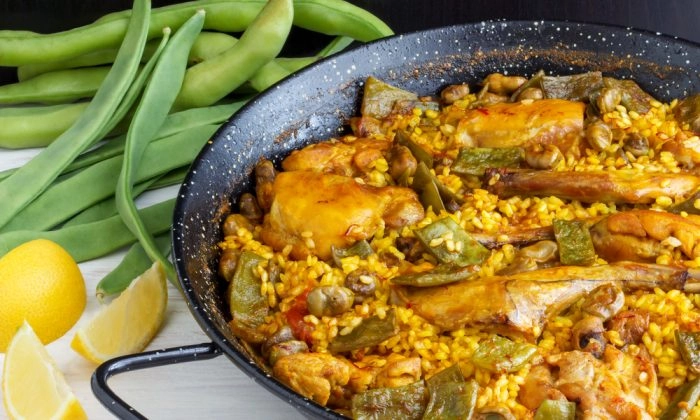 Сегодня существует множество сложных версий паэльи, но оригинальная паэлья по-валенсийски — это простое блюдо, которое готовится из сезонных овощей и мяса, такого как курица, кролик и утка. (Shutterstock) | Epoch Times Россия