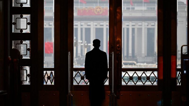 Охранник стоит на своём посту во время открытия сессии Всекитайского собрания народных представителей (ВСНП) в Большом народном зале в Пекине 5 марта 2024 года. (Photo by WANG ZHAO/AFP via Getty Images) | Epoch Times Россия