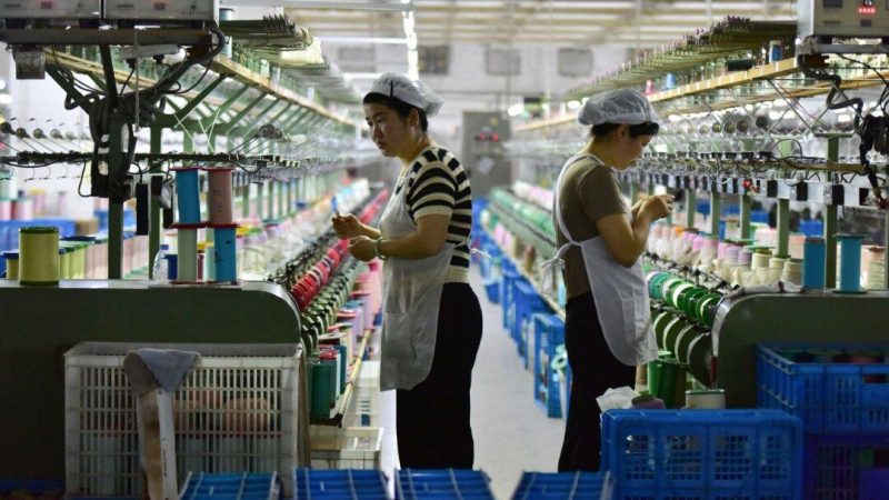 Рабочие проверяют машины на фабрике по производству шёлковой ткани в Фуяне, провинция Аньхой, Китай, 16 апреля 2025 года. (STR/AFP via Getty Images) | Epoch Times Россия