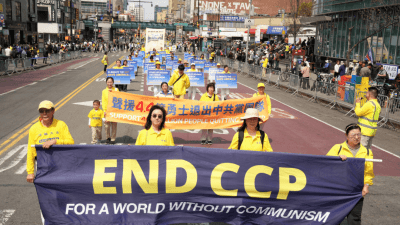 Тысячи людей на параде в Нью-Йорке поддерживают 440 млн китайцев, вышедших из компартии