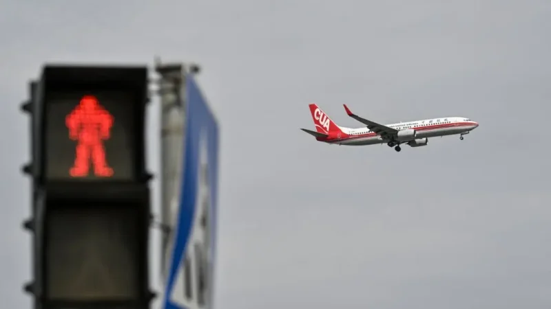 Boeing 737-800 авиакомпании China United Airlines готовится к посадке в международном аэропорту в Шанхае, Китай, 16 апреля 2025 года. (Hector Retamal/AFP via Getty Images) | Epoch Times Россия