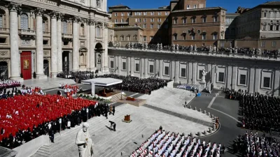 Политики и паломники собрались на похороны Папы Римского Франциска. Фото