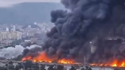 В центре Тбилиси потушили мощный пожар на вещевом рынке (видео)