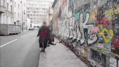 На стене Виктора Цоя в центре Москвы появилось граффити с надписью «Техник»