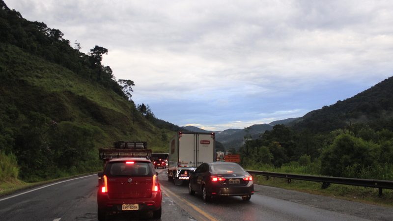 Поток машин. Трасса.  (pxhere.com/ССО) | Epoch Times Россия