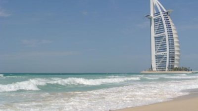 Разлив нефти на пляжах ОАЭ испортил отдых россиянам (видео)