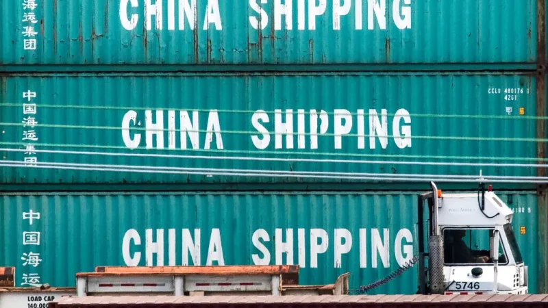 Грузовик проезжает мимо контейнеров China dhipping в порту Лос-Анджелеса в Лонг-Бич, Калифорния 1 сентября 2019 года. (Mark Ralston/AFP via Getty Images) | Epoch Times Россия