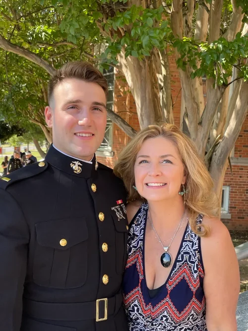 Морпех бегает с собаками из приюта, чтобы помочь найти им новых хозяев