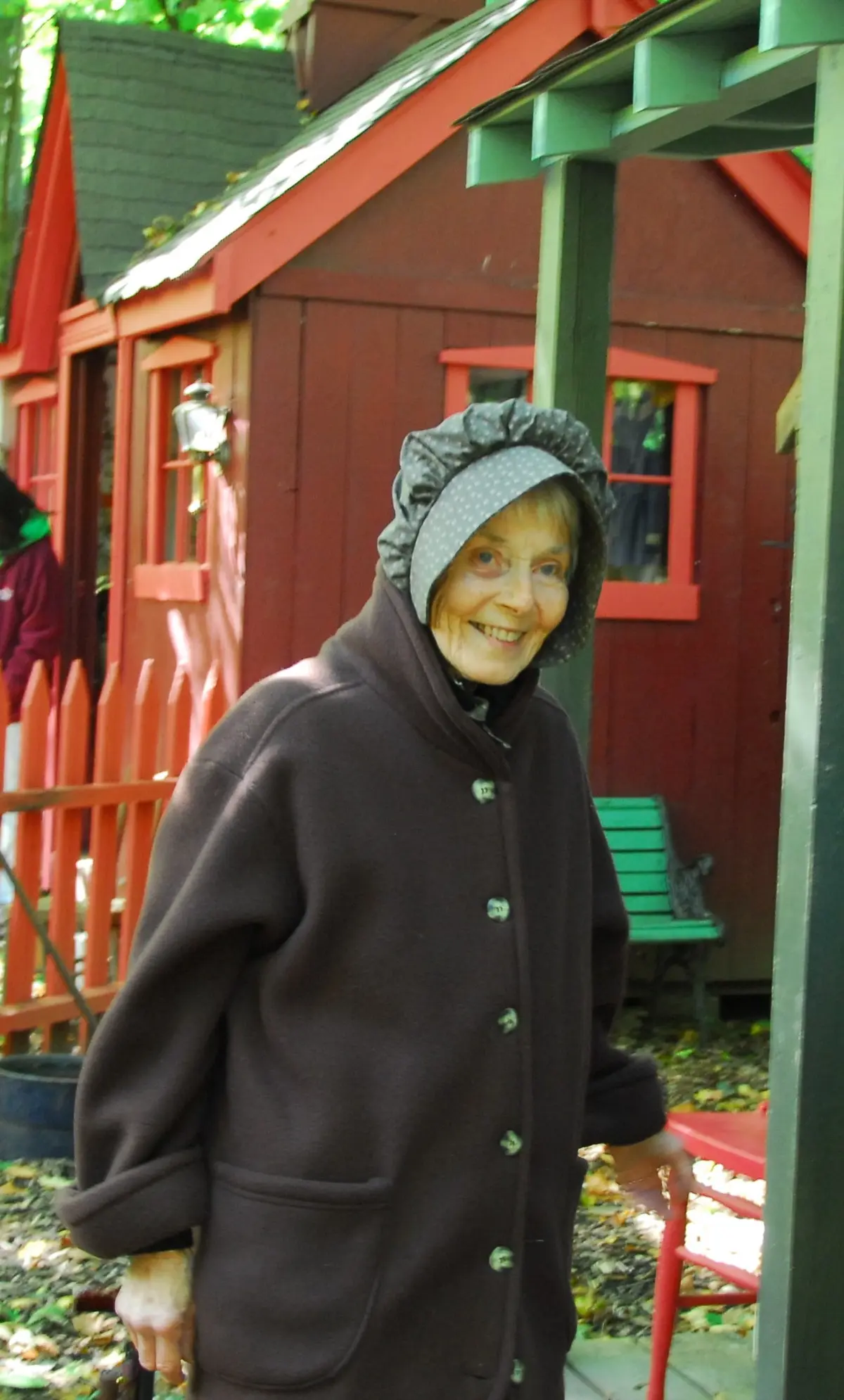 Розмари Уилсон надевала одежду первопроходца, чтобы приветствовать гостей своей маленькой деревни. (Photo courtesy of Brian Carmody) Мать и сын воссоздают старую деревню у себя на заднем дворе