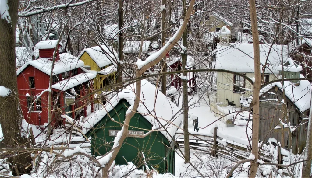 Маленькая деревня зимой. (Courtesy of Terry Wilson) Мать и сын воссоздают старую деревню у себя на заднем дворе