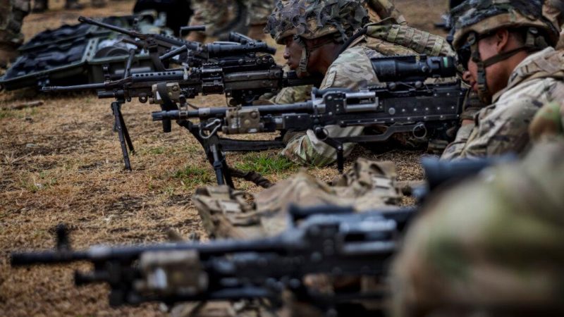 Американские войска принимают участие в тренировках по обращению с оружием во время совместных военных учений США и Филиппин «Баликатан» или «плечом к плечу» в Форт-Магдасай в Нуэва-Эсиха, Филиппины, 13 апреля 2023 года. (Ezra Acayan/Getty Images) | Epoch Times Россия