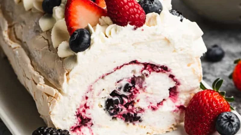 Этот изысканный десерт «Рулад» имеет лёгкую хрустящую корочку с мягкой текстурой, напоминающей зефир, с ягодами и взбитыми сливками внутри, который легко приготовить. (Lauren Allen) | Epoch Times Россия