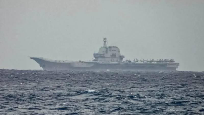 Китайский авианосец «Шаньдун» проходит вблизи Тайваня 31 марта 2025 года. (Taiwan Ministry of National Defense via AP) | Epoch Times Россия