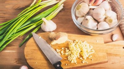 Древние пряности на вашей кухне: польза для здоровья чеснока, имбиря и зелёного лука (рецепты)