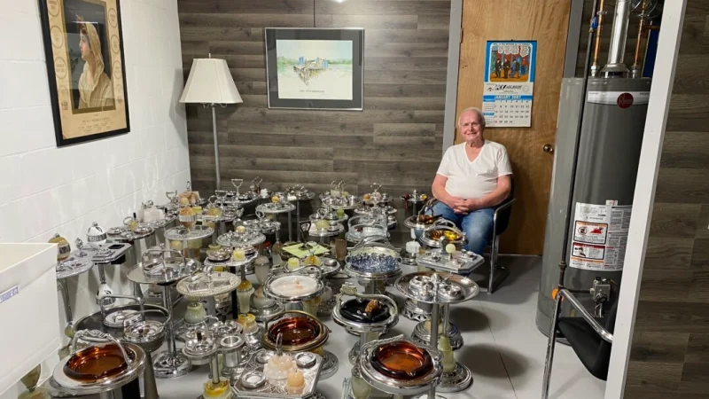 Читатель Epoch Times Джо Немес, владелец Nemes Machine в Акроне, штат Огайо, демонстрирует свою коллекцию курительных стоек в подвальной мастерской. (Courtesy of Denise Bench) | Epoch Times Россия