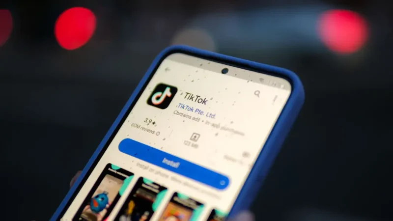 Женщина держит в руках телефон с приложением TikTok 11 августа 2024 года. (Oleksii Pydsosonnii/The Epoch Times) | Epoch Times Россия