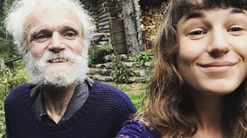 Лиззи Маккензи два года снимала Кена Смита в его убежище на берегу озера для фильма «Отшельник из Трейга». (BBC Scotland) | Epoch Times Россия