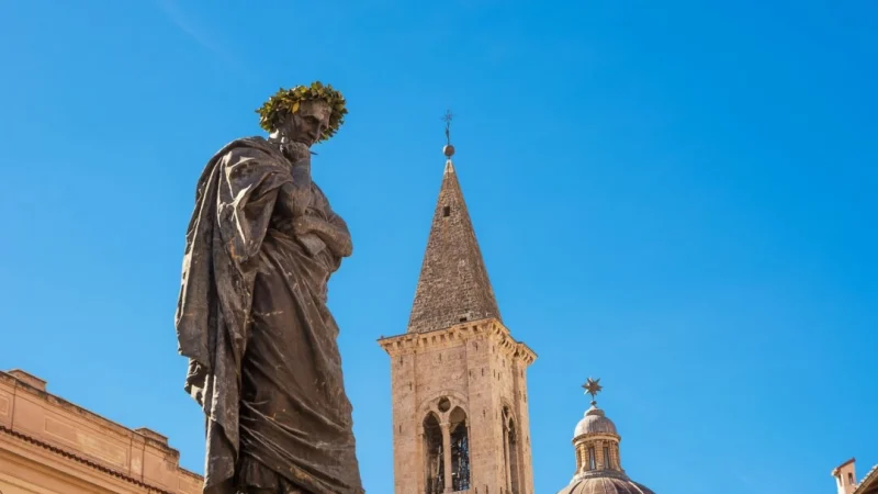 Статуя Овидия, увенчанного лавровым венком, является символом города Сульмоны, Италия. (Angelo DAmico/Shutterstock)
 | Epoch Times Россия