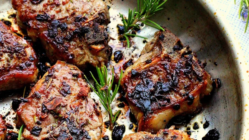 Грибной порошок смешивается с чесноком и древесными травами, создавая ароматную приправу для этих бараньих отбивных. (Lynda Balslev for Tastefood) | Epoch Times Россия