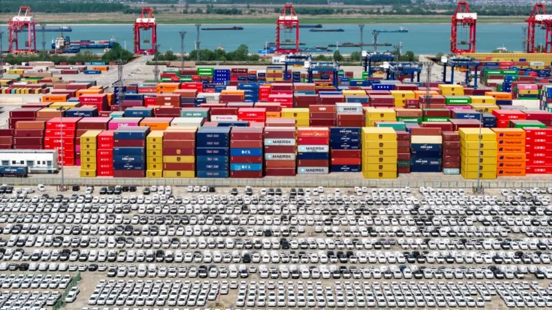 Китайские автомобили, в том числе Volvo и других марок, в порту Нанкина, в восточной китайской провинции Цзянсу, 16 апреля 2025 года. (AFP via Getty Images) | Epoch Times Россия