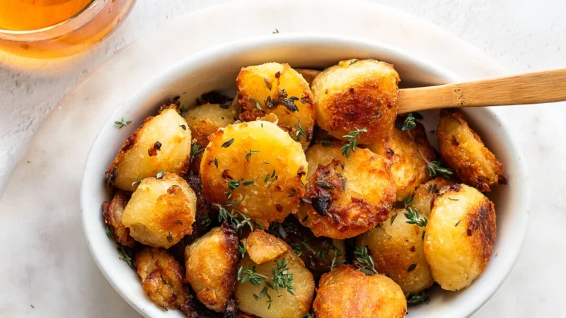 Утиный жир придает глубину вкуса каждому кусочку этого жареного с травами картофеля. (Jennifer McGruther) | Epoch Times Россия