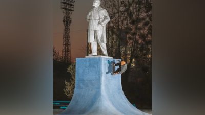 Под Екатеринбургом скейтбордисты осваивают памятник Ленину (видео)
