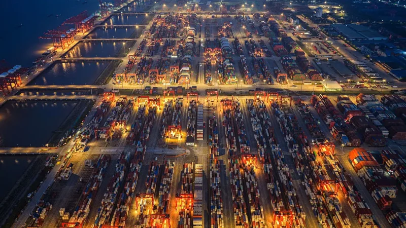 На снимке с воздуха 18 мая 2025 года видны контейнеры, сложенные в порту Тайцан в провинции Цзянсу на востоке Китая. (STR/AFP via Getty Images) | Epoch Times Россия