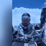 Китайский парапланерист случайно взлетел на высоту Эвереста (видео)