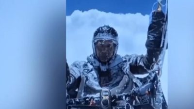 Китайский парапланерист случайно взлетел на высоту Эвереста (видео)