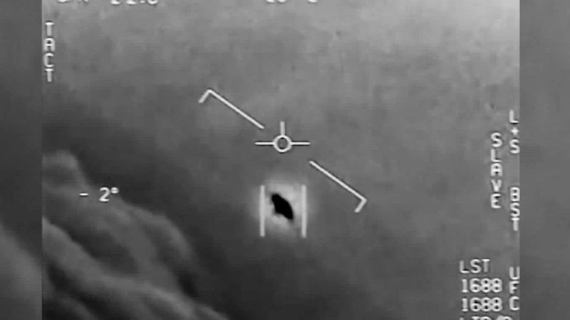 Неопознанный летающий объект (НЛО) показан на рассекреченных военных кадрах. (Department of Defense/Screenshot via The Epoch Times) | Epoch Times Россия