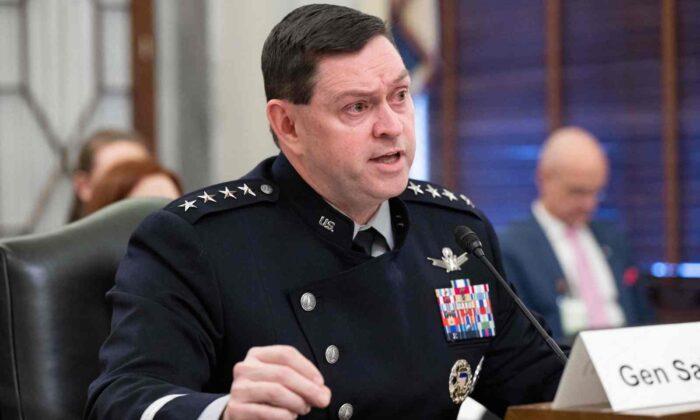 Генерал Космических сил США Б. Ченс Зальцман, начальник космических операций, выступает с докладом о запросе бюджета на 2024 финансовый год во время слушаний в подкомитете Сената по стратегическим силам на Капитолийском холме в Вашингтоне 14 марта 2023 года. (Saul Loeb/AFP via Getty Images) | Epoch Times Россия