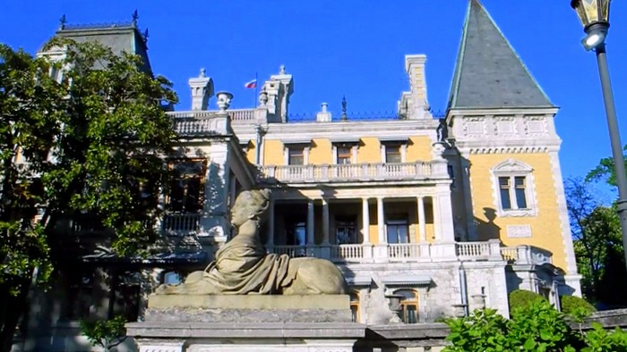 Романтический Массандровский замок, Сад ароматов и старинный грот